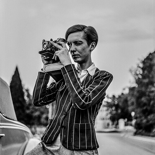 Unbekannt. Porträt von Annemarie Schwarzenbach mit Kamera, 1939. © Esther Gambaro, Nachlass Marie-Luise Bodmer-Preiswerk